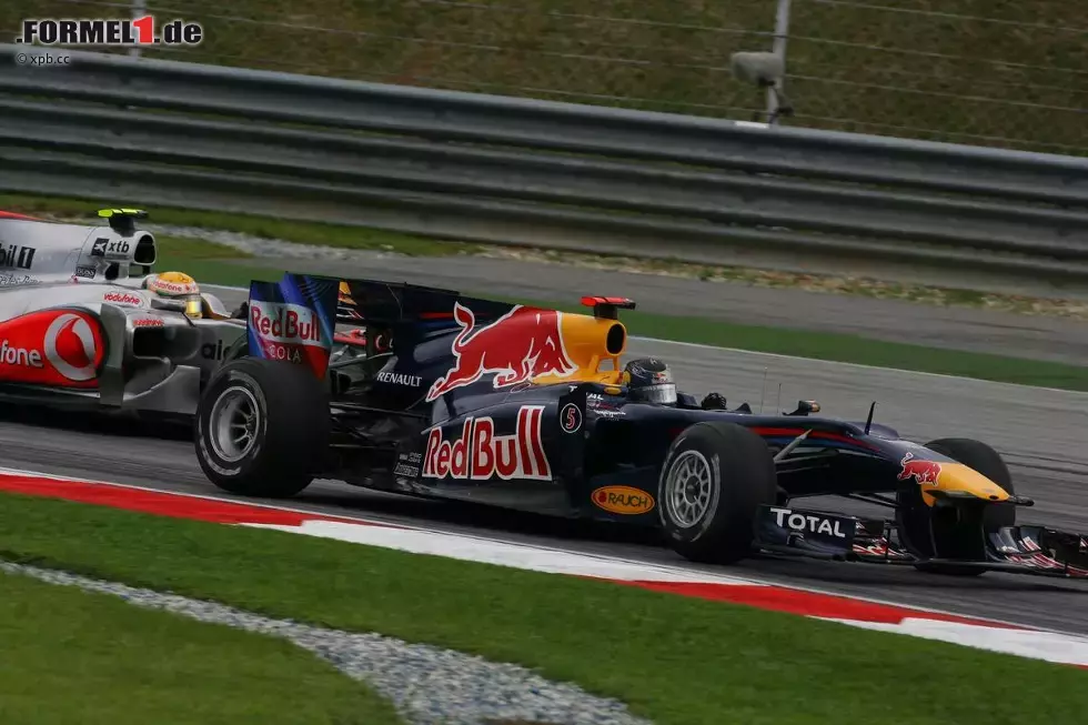 Foto zur News: Sebastian Vettel (Red Bull) vor Lewis Hamilton (McLaren)