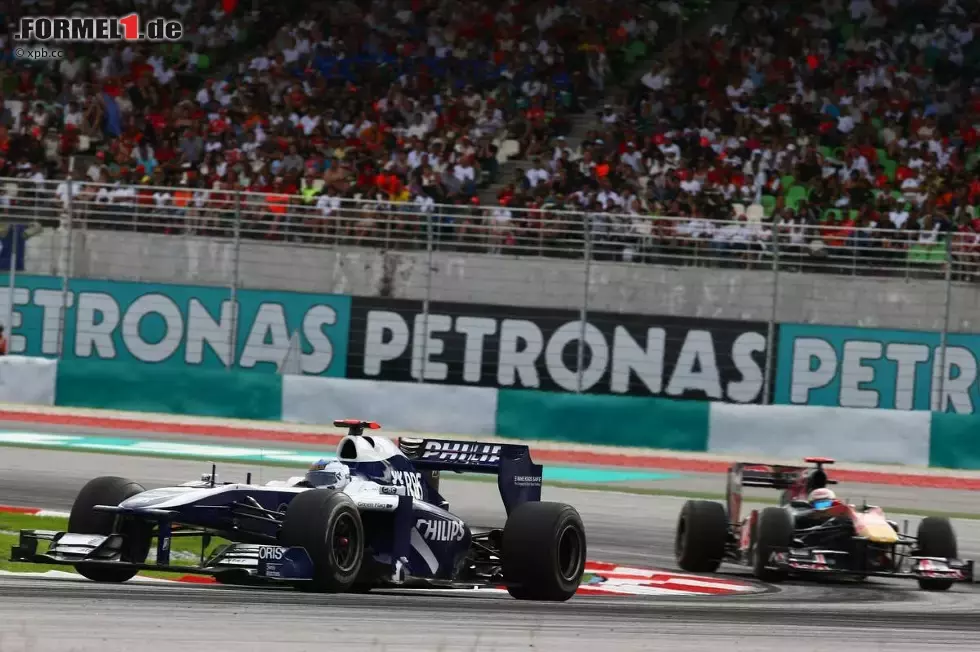 Foto zur News: Rubens Barrichello (Williams) und Sébastien Buemi (Toro Rosso)