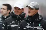 Foto zur News: Nico Rosberg (Mercedes) und Michael Schumacher (Mercedes)