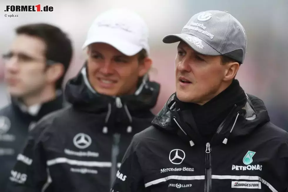 Foto zur News: Nico Rosberg (Mercedes) und Michael Schumacher (Mercedes)