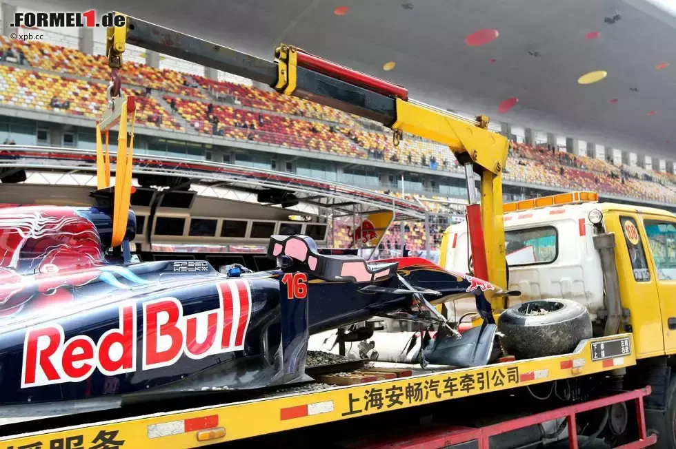 Foto zur News: Das Auto von Sébastien Buemi (Toro Rosso) ist zurück an der Box