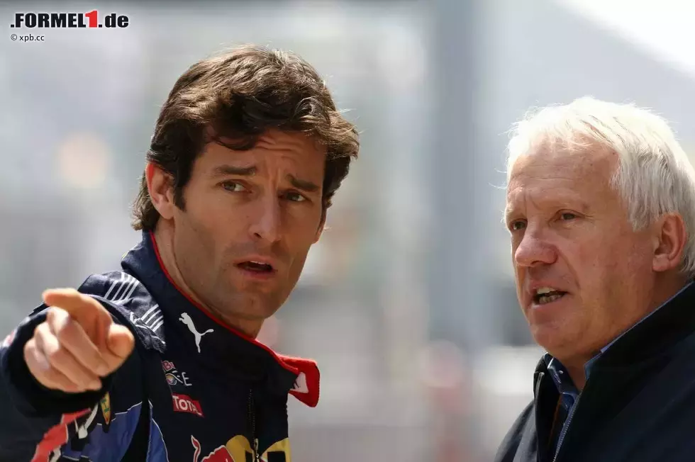 Foto zur News: Mark Webber (Red Bull) und Charlie Whiting (Technischer Delegierte der FIA)