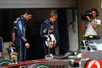 Foto zur News: Mark Webber (Red Bull) und Sebastian Vettel (Red Bull) betrachten den McLaren