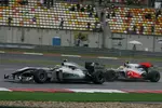 Foto zur News: Nico Rosberg (Mercedes) vor Lewis Hamilton (McLaren)