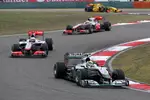 Foto zur News: Nico Rosberg (Mercedes) vor Jenson Button (McLaren)