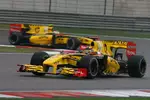 Foto zur News: Robert Kubica (Renault) vor Vitaly Petrov (Renault)