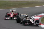 Foto zur News: Bruno Senna (HRT) und Felipe Massa (Ferrari)