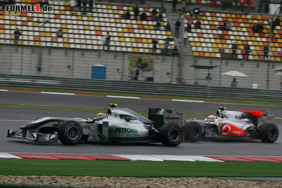 Foto zur News: Nico Rosberg (Mercedes) vor Lewis Hamilton (McLaren)