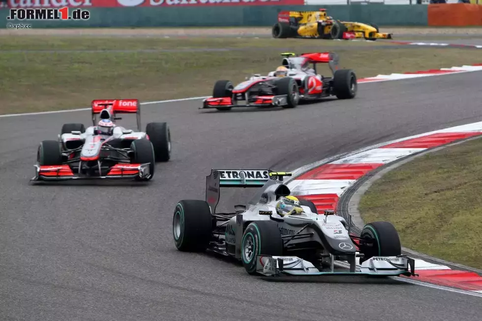 Foto zur News: Nico Rosberg (Mercedes) vor Jenson Button (McLaren)