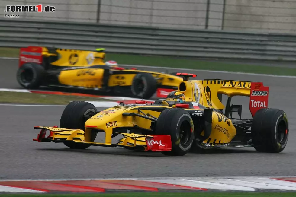 Foto zur News: Robert Kubica (Renault) vor Vitaly Petrov (Renault)