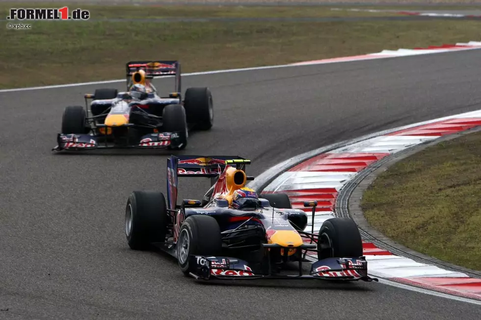 Foto zur News: Mark Webber (Red Bull) vor Sebastian Vettel (Red Bull)