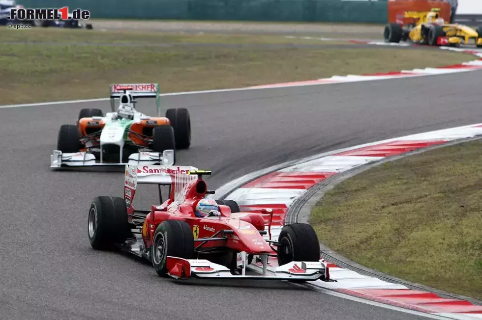 Foto zur News: Adrian Sutil (Force India) hinter Fernando Alonso (Ferrari)