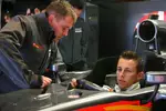 Foto zur News: Christian Klien (HRT) beim Seatfitting