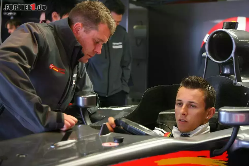 Foto zur News: Christian Klien (HRT) beim Seatfitting