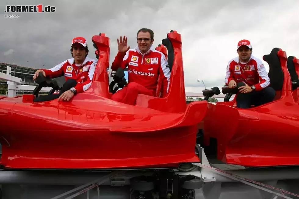 Foto zur News: Fernando Alonso (Ferrari), Stefano Domenicali (Teamchef) und Felipe Massa (Ferrari) mit einem Modell der Ferrari-Achterbahn