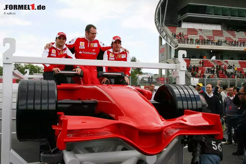 Foto zur News: Fernando Alonso (Ferrari), Stefano Domenicali (Teamchef) und Felipe Massa (Ferrari) mit einem Modell der Ferrari-Achterbahn