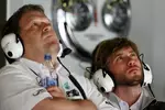 Foto zur News: Norbert Haug (Mercedes-Motorsportchef) und Nick Heidfeld (Mercedes)