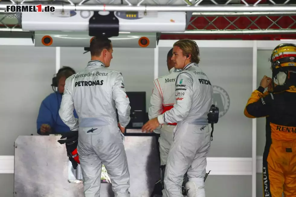 Foto zur News: Michael Schumacher (Mercedes) und Nico Rosberg (Mercedes)