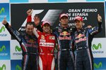 Foto zur News: Fernando Alonso (Ferrari), Mark Webber (Red Bull) und Sebastian Vettel (Red Bull)