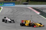 Foto zur News: Vitaly Petrov (Renault) vor Kamui Kobayashi (Sauber)