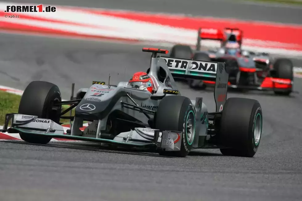 Foto zur News: Michael Schumacher (Mercedes) vor Jenson Button (McLaren)