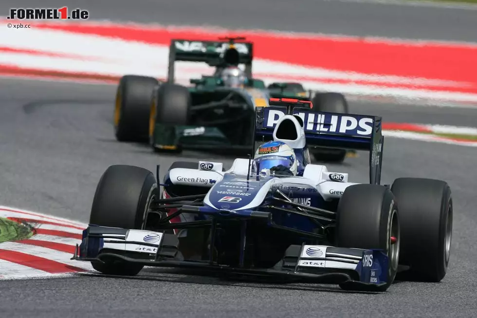 Foto zur News: Nico Rosberg (Mercedes) vor Jarno Trulli (Lotus)