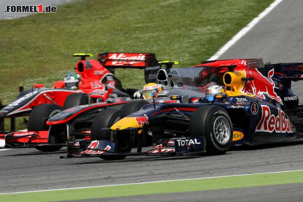 Foto zur News: Lewis Hamilton (McLaren) und Sebastian Vettel (Red Bull) - innen Lucas di Grassi (Virgin)