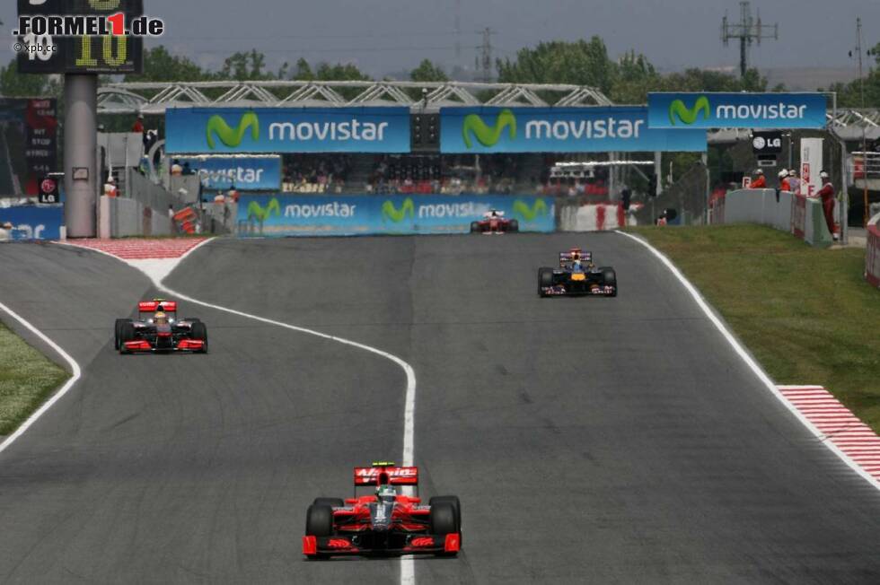 Foto zur News: Vor dem Überholmanöver: Lewis Hamilton (McLaren) kommt aus der Box, Lucas di Grassi (Virgin) ist vorn allein unterwegs, Sebastian Vettel (Red Bull) kommt von hinten