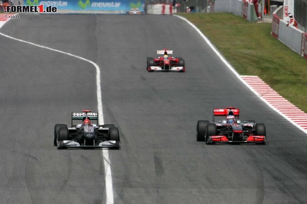 Foto zur News: Michael Schumacher (Mercedes)und  Jenson Button (McLaren)
