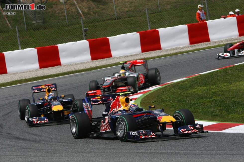 Foto zur News: Mark Webber (Red Bull) vor Sebastian Vettel (Red Bull)