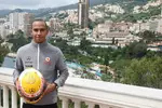 Foto zur News: Lewis Hamilton (McLaren) mit seinem mit Diamanten besetzen Helm