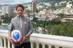 Foto zur News: Jenson Button (McLaren) mit seinem mit Diamanten besetzen Helm