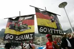 Foto zur News: Fans von Michael Schumacher (Mercedes) und Sebastian Vettel (Red Bull)