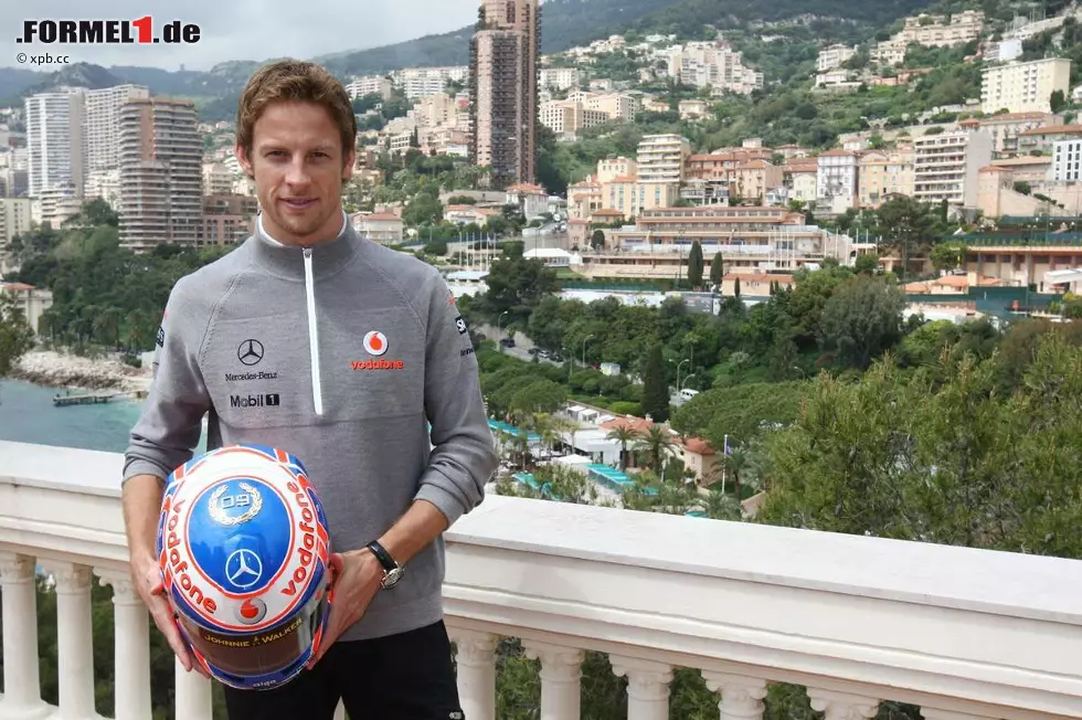 Foto zur News: Jenson Button (McLaren) mit seinem mit Diamanten besetzen Helm