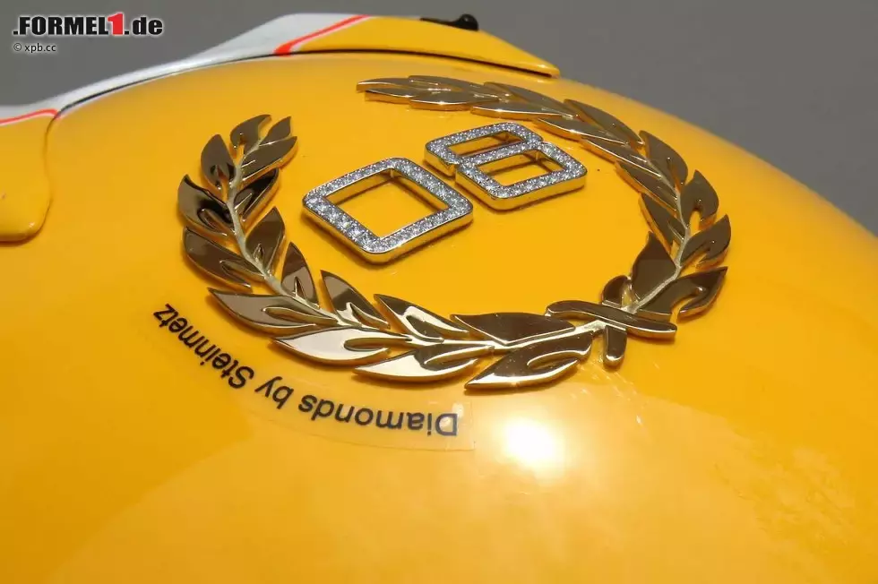 Foto zur News: Der Helm Lewis Hamilton (McLaren) mit Diamanten