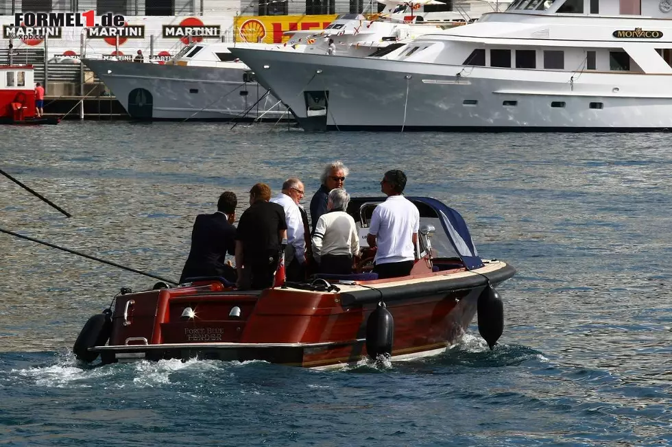 Foto zur News: Bernie Ecclestone und Flavio Briatore auf einem Boot