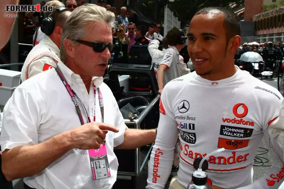 Foto zur News: Michael Douglas mit Lewis Hamilton (McLaren)