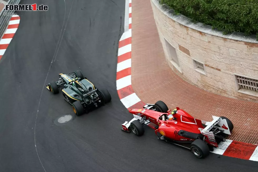 Foto zur News: Heikki Kovalainen (Lotus) vor Fernando Alonso (Ferrari)