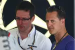 Foto zur News: Renningenieur Andrew Shovlin und Michael Schumacher (Mercedes)