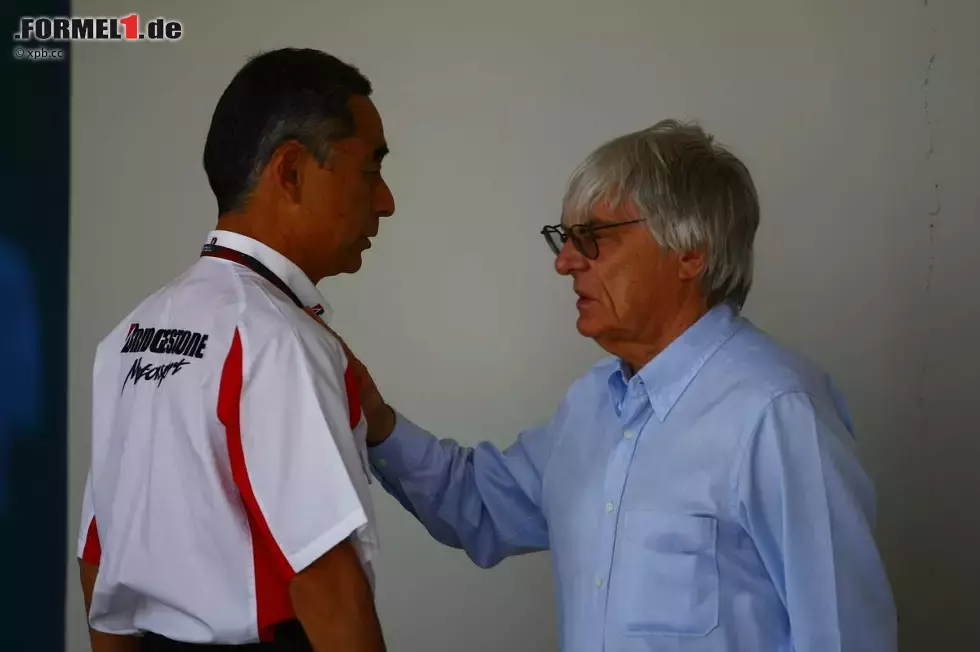 Foto zur News: Bernie Ecclestone (Formel-1-Chef) spricht mit Hiroshi Yasukawa (Motorsportdirektor Bridgestone)