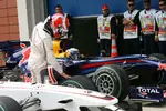 Foto zur News: Kamui Kobayashi (Sauber) betrachtet sorgsam seine Reifen