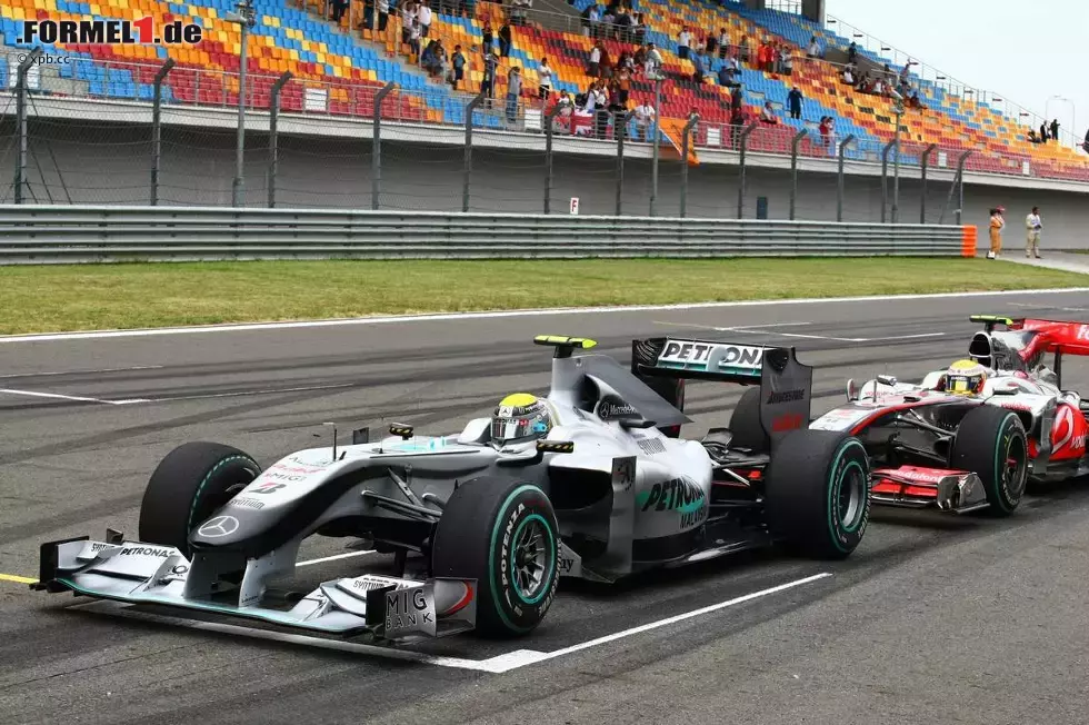 Foto zur News: Nico Rosberg (Mercedes) direkt vot Lewis Hamilton (McLaren)