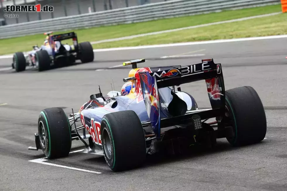 Foto zur News: Mark Webber (Red Bull), davor Sebastian Vettel (Red Bull)