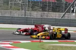 Foto zur News: Fernando Alonso (Ferrari) und Vitaly Petrov (Renault)