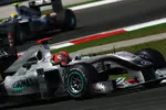 Foto zur News: Michael Schumacher (Mercedes) vor Nico Rosberg (Mercedes)