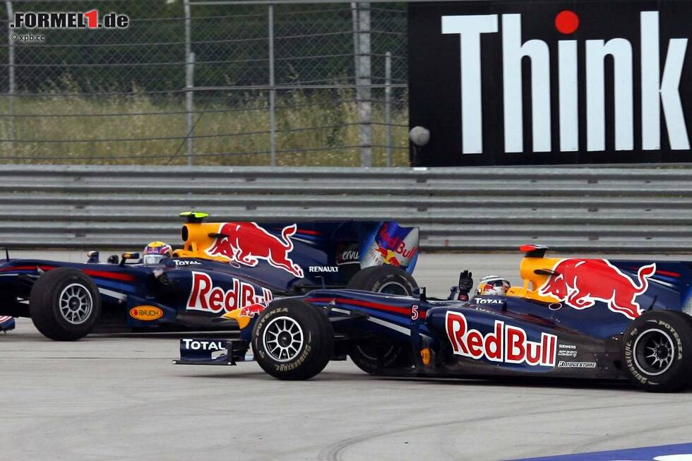 Foto zur News: Mark Webber (Red Bull) und Sebastian Vettel (Red Bull) kollidieren