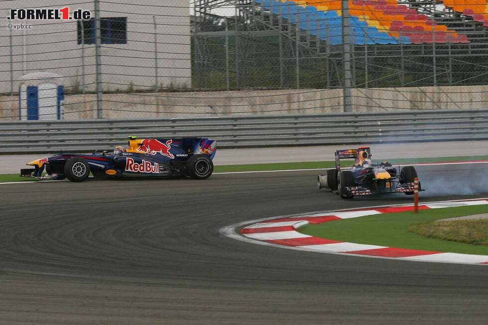 Foto zur News: Mark Webber (Red Bull) und Sebastian Vettel (Red Bull) kollidieren