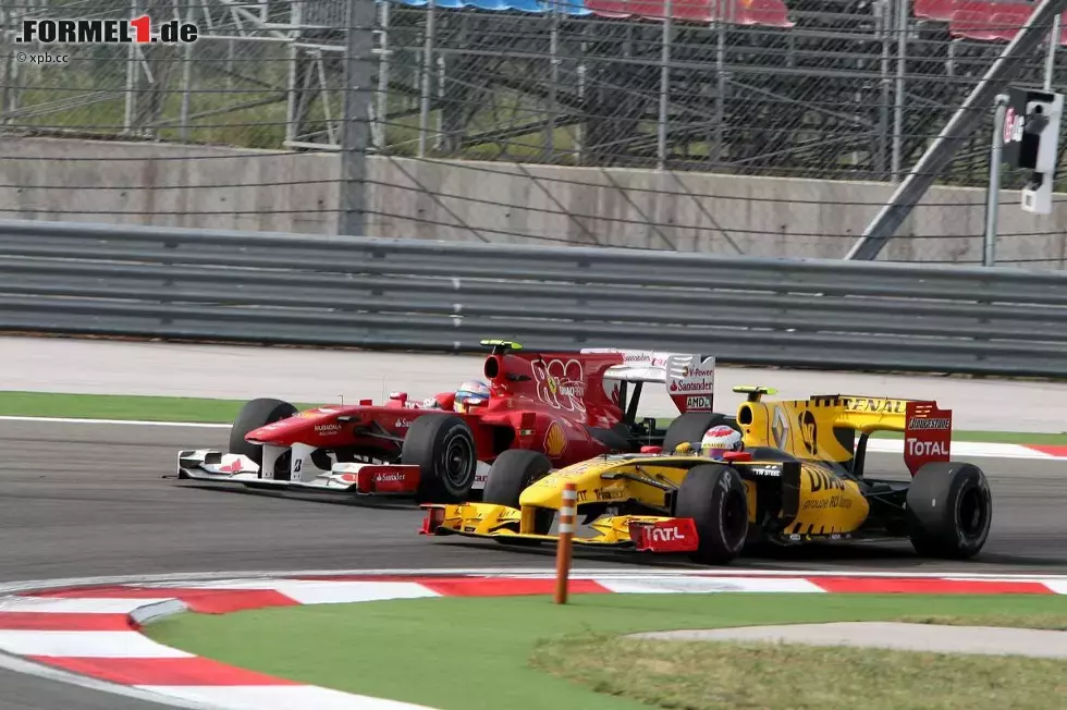 Foto zur News: Fernando Alonso (Ferrari) und Vitaly Petrov (Renault)