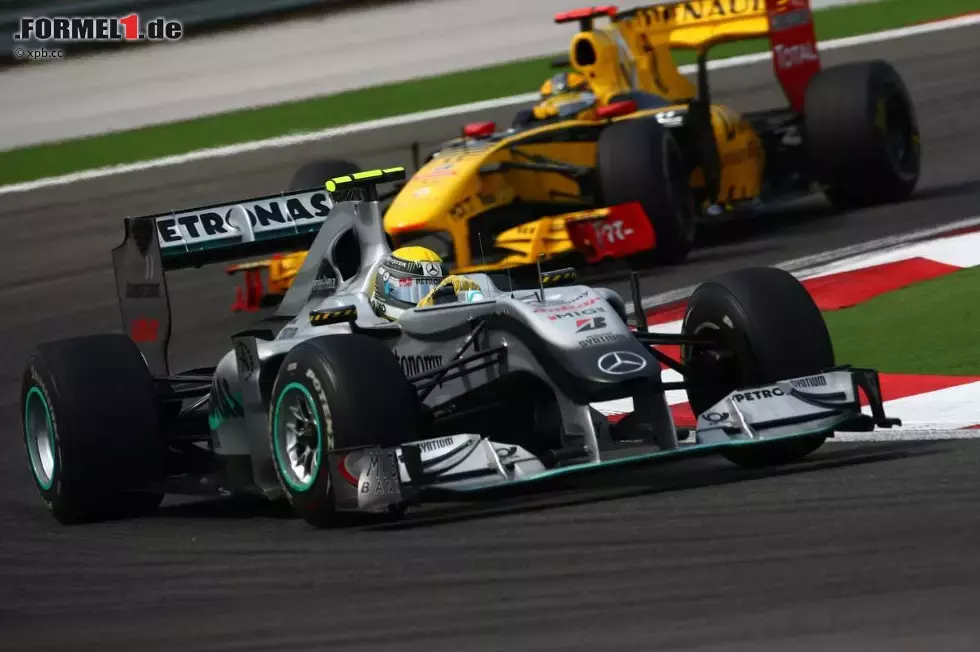 Foto zur News: Nico Rosberg (Mercedes) vor Robert Kubica (Renault)