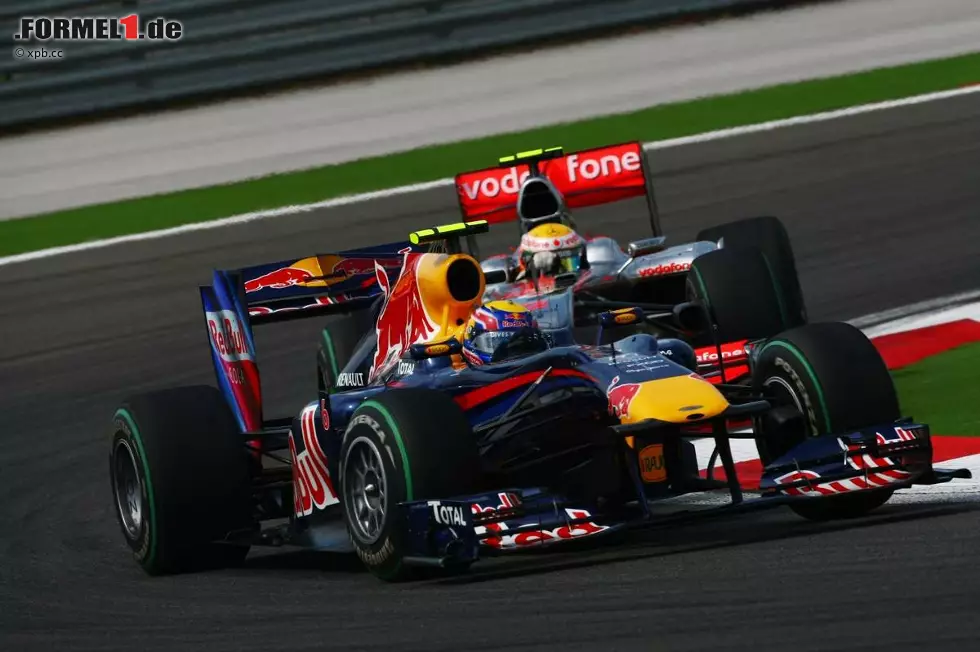 Foto zur News: Mark Webber (Red Bull) und Lewis Hamilton (McLaren)